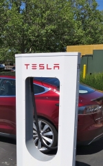 Електромобілі Tesla навчились розпізнавати знаки обмеження швидкості